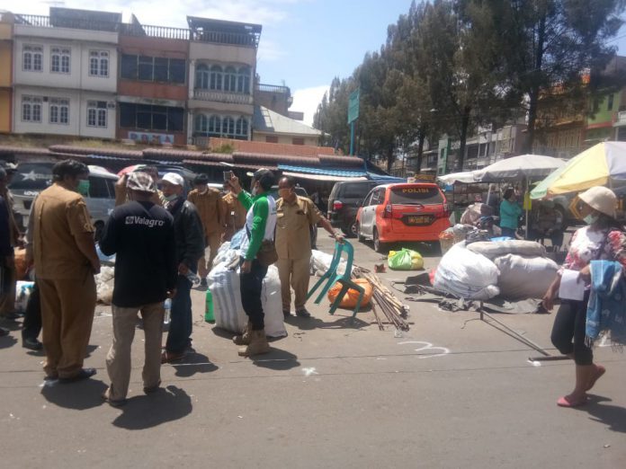 Dinas terkait saat melakukan pemindahan para pedagang korban kebakaran Berastagi di Lokasi terminal Berastagi