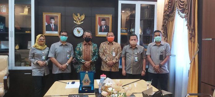 Ketua DPRD Pekanbaru foto bersama dengan Kepala Badan Penyelenggara Jaminan Sosial Ketenagakerjaan (BPJSK) Pekanbaru Uus Supriyadi beserta jajaran, Selasa (16/02/2021).