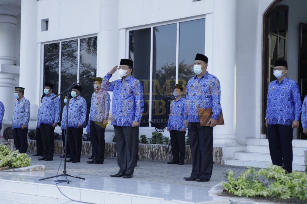 Sekretaris Daerah Kabupaten Asahan, Jhon Hardi Nasution saat memimpin Upacara Hari Kesadaran Nasional di Halaman Kantor Bupati Asahan