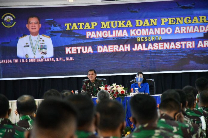 Panglima Komando Armada II Laksamana Muda TNI I N.G. Sudihartawan, S.Pi., M.M didampingi Ketua Daerah Jalasenastri Armada II Ny. Ria Sudihartawan