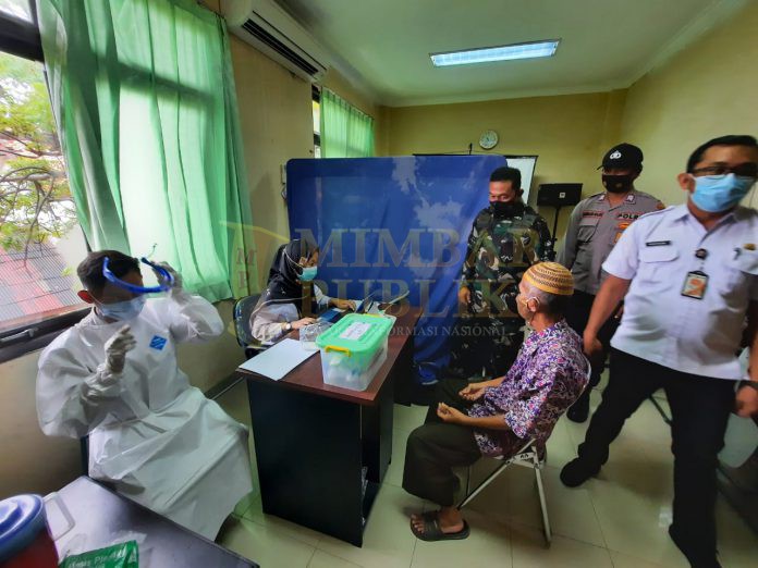 Danramil 04/KS, Mayor Inf Ali Anwar Faola meninjau pemberian Vaksinasi tahap 2 dosis 1, khusus Lansia, yang dilaksanakan di Puskesmas Pulau Kelapa, Kepulauan Seribu Utara, Rabu (24/02/21)