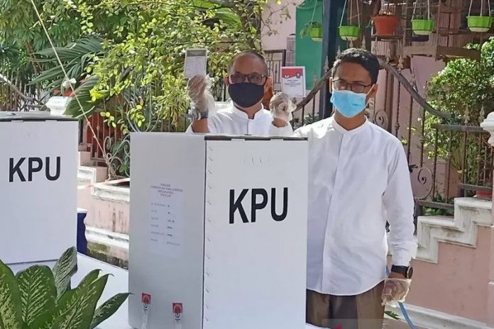 Pasangan Calon Bupati dan Wakil Bupati Karimun, Iskandarsyah-Anwar Abubakar saat menggunakan hak suara 9 Desember 2020 (Nikolas Panama) | Foto: Antara