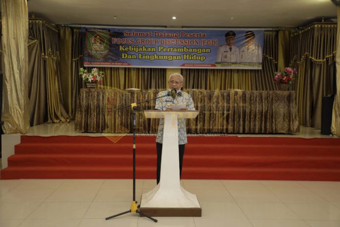 Bupati Asahan H Surya BSc saat memberikan sambutan dalam pembukaan Focus Group Discussion (FGD) tentang Kebijakan Pertambangan dan Lingkungan Hidup