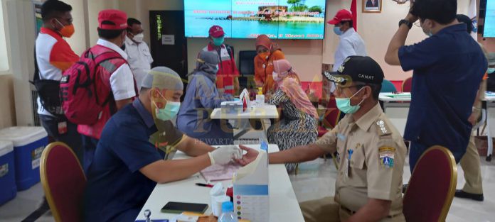 Warga dan unsur Tripilar Kepulauan Seribu yang ikut menyumbangkan darah dan mengikuti kegiatan edukasi Kesehatan mata, pemeriksaan dan pembagian kacamata gratis.