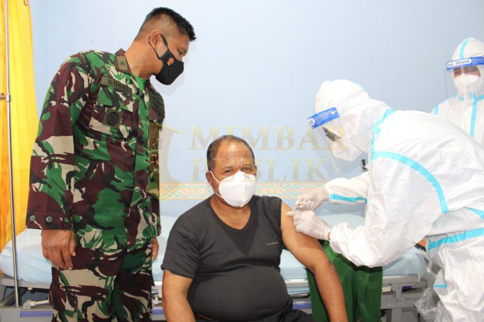 Komandan Lanud Silas Papare Marsekal Pertama TNI Budhi Achmadi meninjau dan mendampingi pelaksanaan Serbuan Vaksinasi TNI bagi Prajurit, Tokoh Masyarakat dan Tokoh Agama di wilayah Jayapura, Papua, Selasa (18/03).