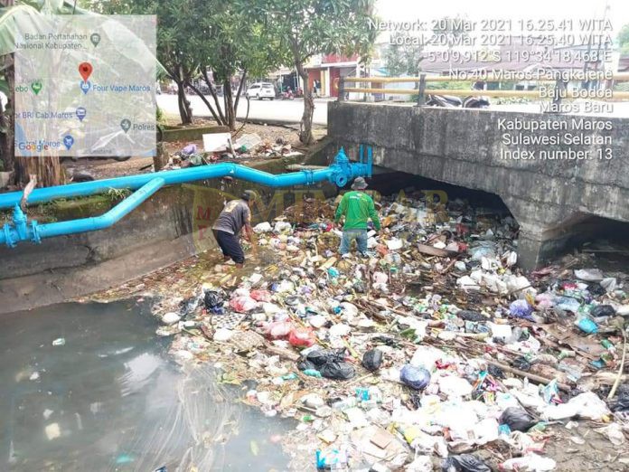 Aksi Bersih Kepala Lurah Turikale di Lingkungan Solojirang Bersama Warga dan Jajaran Kelurahan Turikale Kecamatan Turikale Kabupaten Maros