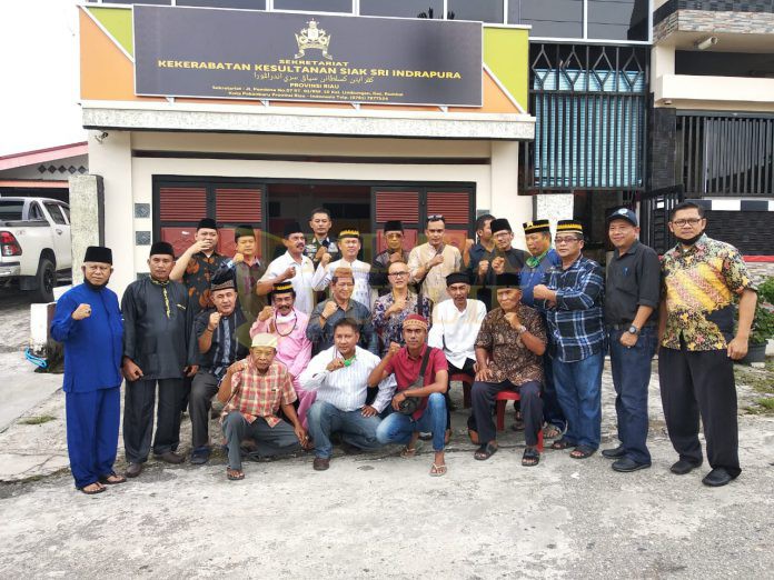 Perkumpulan Kekerabatan Kesultanan Siak Sri Indrapura (KKSSI), foto bersama usai kegiatan silaturahmi.