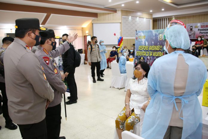 Vaksinasi Massal di Manado, Kapolri Tinjau Langsung Pelaksanaan