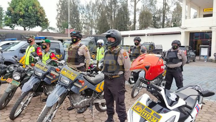 Aparat gabungan TNI-Polri wilayah tanah Karo saat apel patroli sekala besar