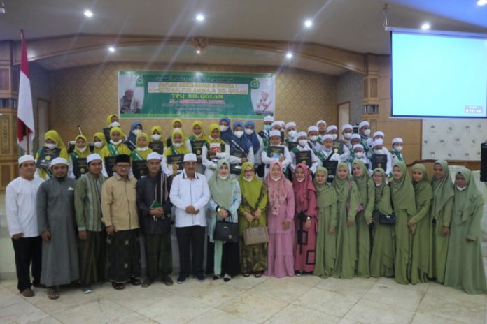 Bupati Tanjab Barat Hadiri Acara Wisuda Dan Khatam Berantas Buta Aksara Al-Qur’an Yang Di Laksanakan Di Balai Pertemuan Bupati