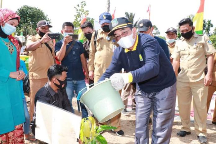 KH.Drs Anwar Sadat M.Ag Bupati Tanjab Barat Dampingi Pj Gubernur Jambi Menghadiri Peringatan Air Sedunia Ke-29 Di Kecamatan Batang Asam