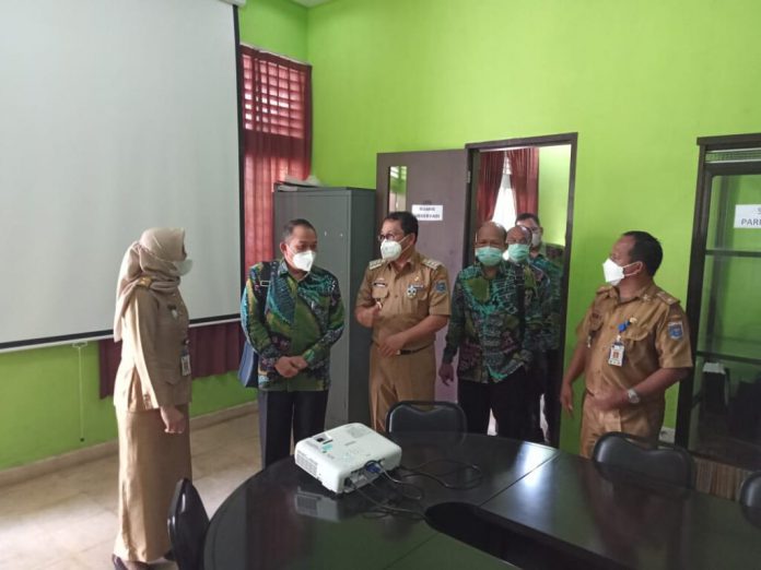 Rektor UnMal Ahmad Faridz (Batik Hijau) Bersama Wali Kota Metro(Coklat ASN) Saat di RSU Ahmad Yani. Mimbarpublik.com