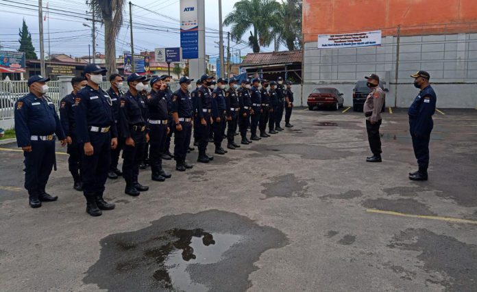 Sat Polres Tanah Karo memberikan Arahan kepada Satpam BRI Kabanjahe kabupaten karo