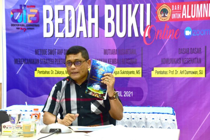 Komandan Lantamal VI (Danlantamal VI) Laksamana Pertama TNI Dr. Benny Sukandari, S.E., M.M., CHRMP, Saat Menjelaskan Karyanya Dalam Kegiatan Bedah Buku Online Via Zoom