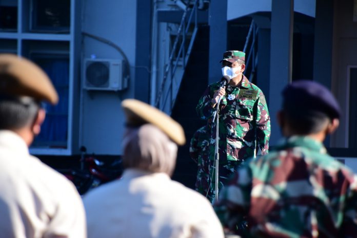 Komandan Lantamal VI (Danlantamal VI) Laksamana Pertama TNI Dr. Benny Sukandari, S.E., M.M., CHRMP, saat memimpin apel gabungan di Lapangan Ararfuru Mako Lantamal VI