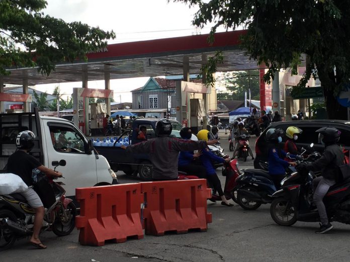 Riswan Anggota Polisi Yang Mengatur Lalu Lintas di Depan SPBU Patung Kuda Kabupaten Maros