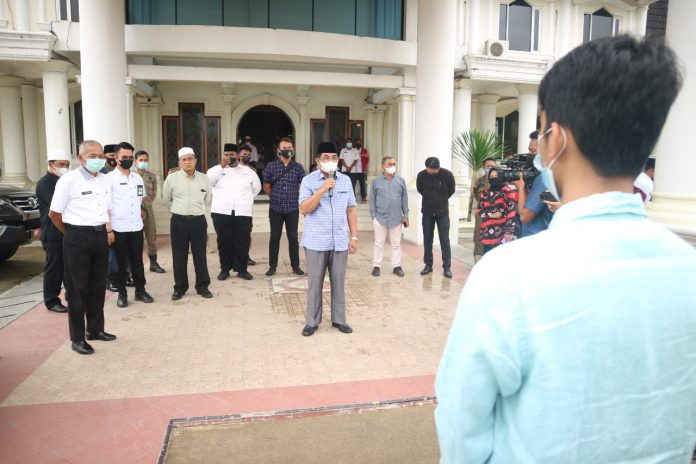 Bupati Drs.H. Anwar Sadat M.Ag Sambut Perwakilan Murid SMA Negeri 1 (Satu) Kuala Tungkal Di Halaman Kantor Bupati Tanjung Jabung Barat