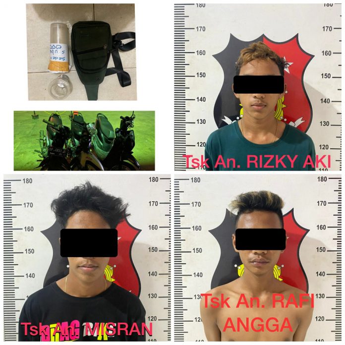 Unit Reskrim Polsek Batu Ampar mengamankan 3 orang laki-laki terduga pelaku Pencurian dengan inisial RA (16 Tahun), MS (17 Tahun), RZ (16 Tahun) di Ruli Komplek Citra permai Kel Sei Jodoh Kec. Batu Ampar – Kota Batam, Rabu (14/04/2021)