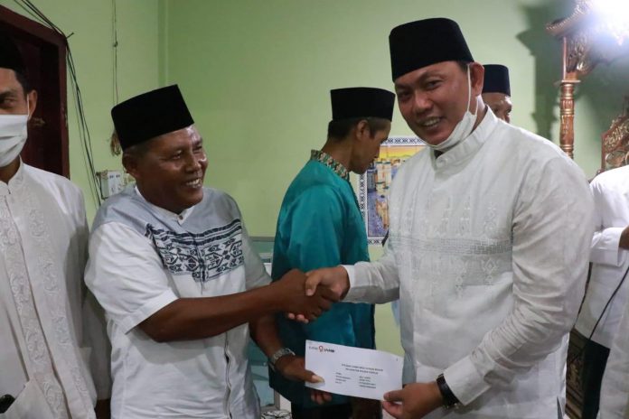 Wakil Bupati Hairan SH Beserta Tim Dampingi Bupati Tanjung Jabung Barat Berikan Bantuan Kepada Guru-Guru Ngaji Dan Madrasah Saat Sapari Ramadhan Di Kecamatan Muara Papalik