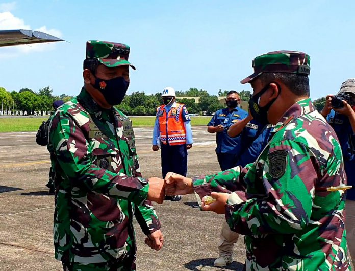 Danlantamal VI Makassar Saat Menyambut Kedatangan Wakasal Beserta Rombongan di Apron Galaktika Lanud Sultan Hasanuddin Kabupaten Maros