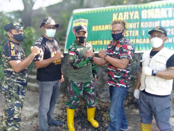 Karya Bhakti Kodim dan Koramil LMP DPC di Makam Kamboja Pasca Ambruknya Karena Hujan Lebat