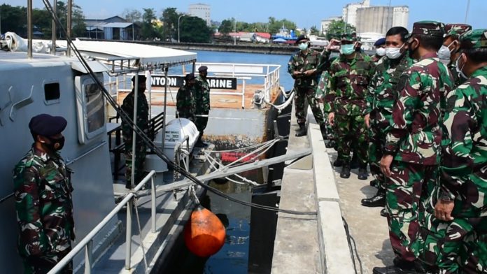 Komandan Lantamal VI Makassar Laksamana Pertama TNI Dr. Benny Sukandari, S.E., M.M., CHRMP Damping Wakil Kepala Staf Angkatan Laut Laksamana Madya TNI Ahmadi Heri Purwono, S.E., M.M Saat Mengunjungi KRI & KRL. ( Foto : Nur Fajriansyah/ Mimbarpublik.com)