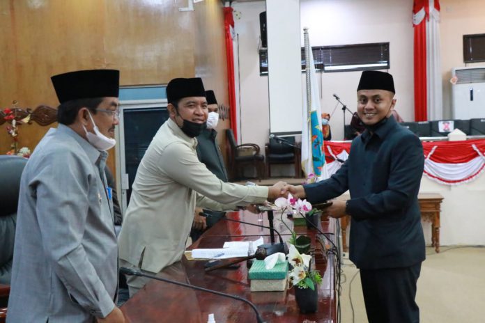 Bupati Tanjung Jabung Barat Drs H Anwar Sadat Mag Menghadiri Rapat Paripurna Penyampaian Nota Pengantar Raperda Inisiatif Pemda Di Aula DPRD Kabupaten Tanjung Jabung Barat