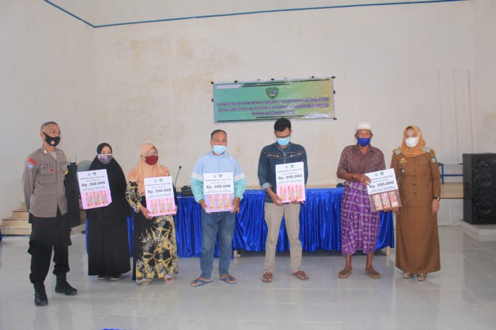 Penyaluran Manfaat Bantuan Langsung Tunai Dana Desa Tahun Anggaran 2021 di Desa Sudirman Kecamatan Tanralili Kabupaten Maros ( Foto : Nur Fajriansyah )