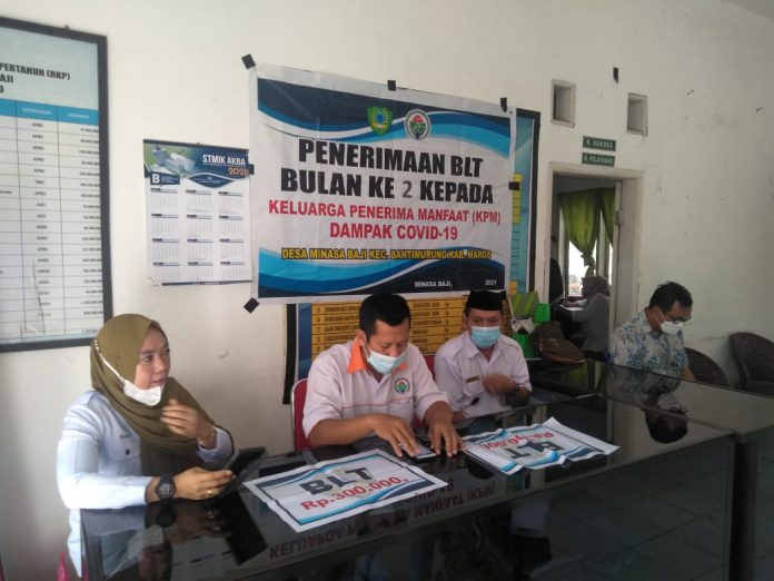 Penerimaan Bantuan Lansung Tunai di Aula Kantor Desa Minasa Baji Kecamatan Bantmurung Kabupaten Maros ( Foto : Nur Fajriansyah )