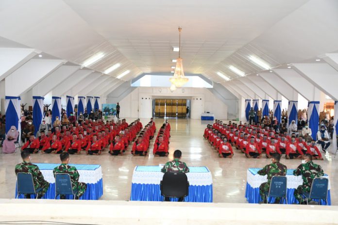 Komandan Lantamal VI (Danlantamal VI) Laksamana Pertama TNI Dr. Benny Sukandari, S.E., M.M., CHRMP melepas keberangkatan Calon siswa Bintara Pria dan Wanita dan Tamtama Prajurit Karir (PK) Gelombang I TA. 2021 di Gedung Sultan Hasanuddin Mako Lantamal VI Makassar ( Foto : Nur Fajriansyah )