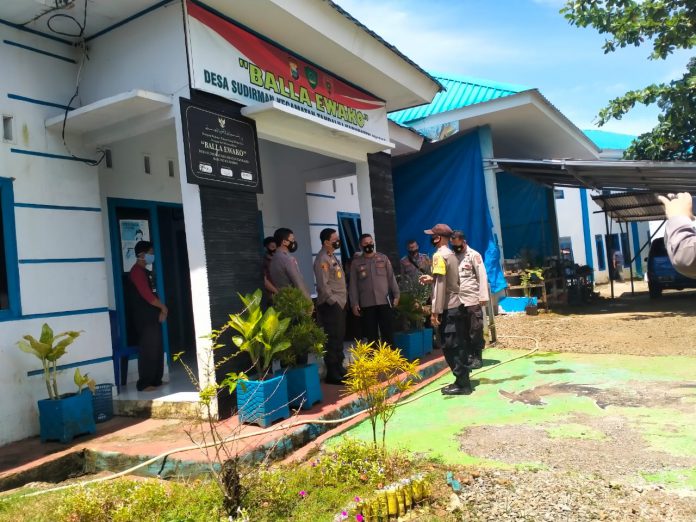 Brigjen Pol Herri Dahana dan Rombongan Saat Mengunjungi Balla Ewako Desa Sudirman Kecamatan Tanralili Kabupaten Maros ( Foto : Nur Fajriansyah )