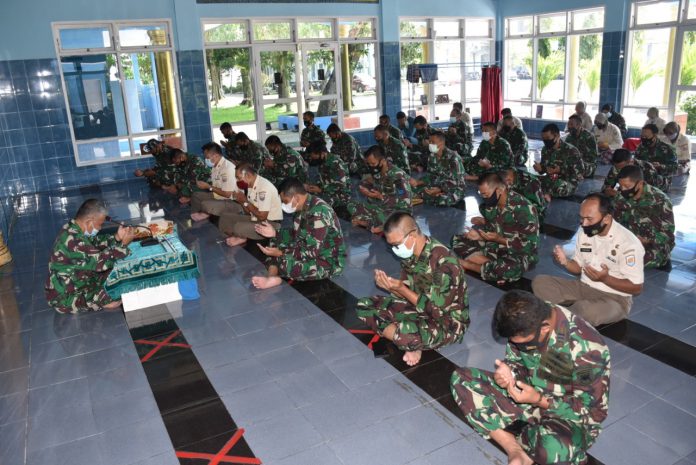 Komandan Lantamal VI (Danlantamal VI) Makassar Laksamana Pertama TNI Dr. Benny Sukandari, S.E., M.M., CHRMP Saat Melakukan Doa Bersama Keselamatan KRI Nanggala-402 ( Foto : Nur Fajriansyah)