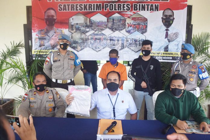 Satuan Reskrim Polres Bintan yang pimpin oleh AKP Dwihatmoko, S.H., S.I.K selaku Kasat Reskri Polres Bintan beserta Timnya berhasil membongkar kasus yang mengagetkan kita semua yaitu sang Ayah menyetubuhi anak kandungnya. (22/04/2021)