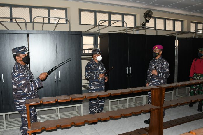 Komandan Komando Pembinaan Dokrin Pendidikan dan Latihan Angkatan laut (Dankodiklatal) Laksdya TNI Nurhidayat, S.H., M.A.P., saat meninjau Satdik 2 TNI AL yang berada di lingkungan Lantamal VI Makassar ( Foto : Nur Fajriansyah )