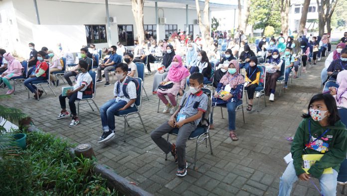 Spotmar Lantamal Vl dan Indonesia Brain Camp Saat Kegiatan Menyulap Pelajar Makassar Mahir Bahasa Inggris (Foto : Nur Fajriansyah)