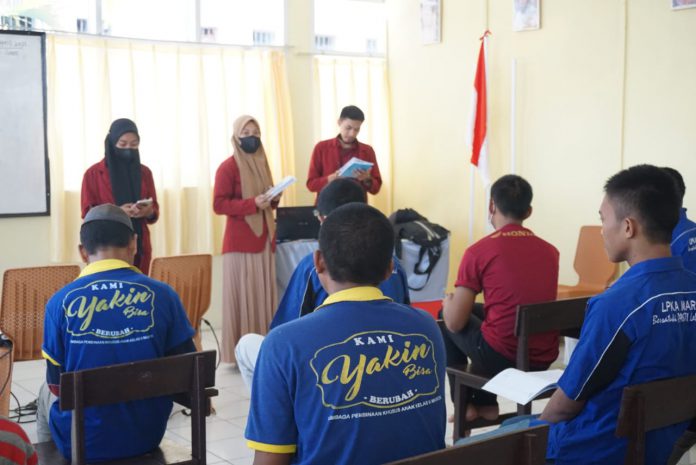 Mahasiswa Politeknik Pangkep Berikan Materi Teknologi Informasi Kepada Andikpas LPKA Kelas ll Maros (Foto : Nur Fajriansyah)