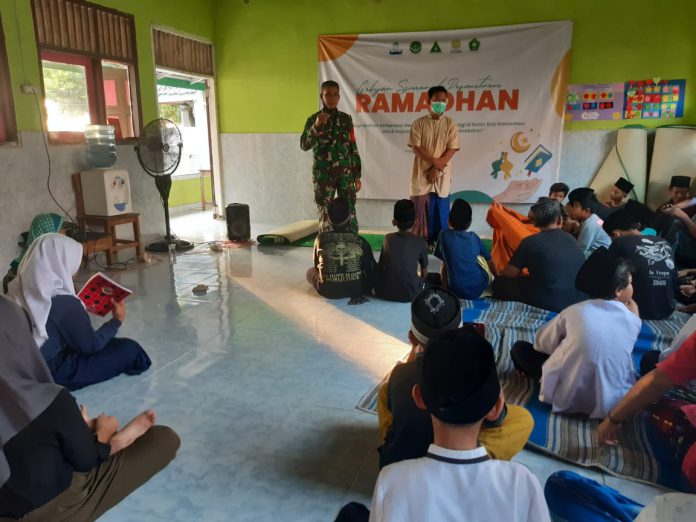 Babinsa Koramil 04/KS Kodim 0502/JU, Serka Samsul Bahri mengunjungi pelaksanaan giat Pesantren Kilat Bulan Suci Ramadhan 1442 Hijriah yang dilaksanakan di Madrasah Diniyah Takmiliyah Awwaliyah (MDTA) Thoyyibah Islamiya, RT 01/02 Pulau Lancang Kepulauan Seribu Selatan, Senin (26/04/21).