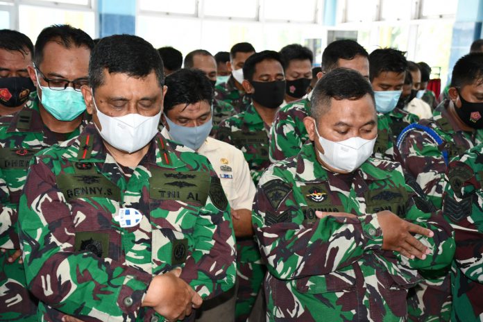 Komandan Lantamal VI (Danlantamal VI) Laksamana Pertama TNI Dr. Benny Sukandari, S.E., M.M., CHRMP Saat Melakukan Sholat Ghaib di Masjid Jamiatul Bahari Mako Lantamal Vl Makassar. ( Foto : Nur Fajriansyah )