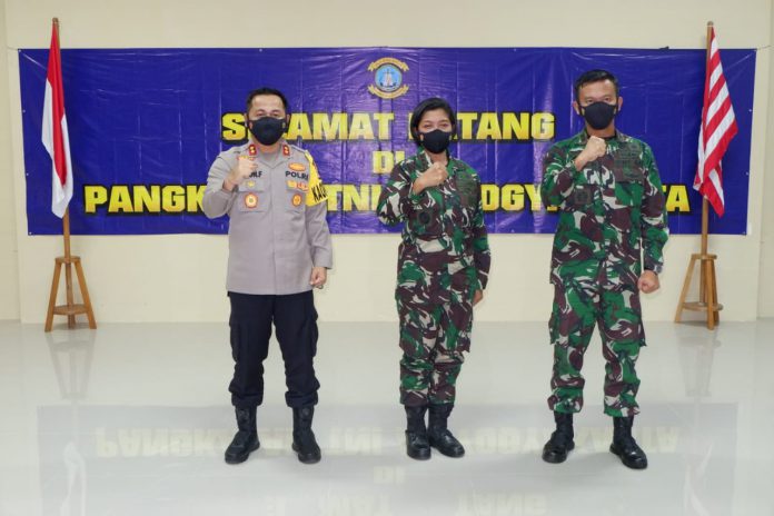 Kepala Kepolisian Resor Sleman AKBP Anton Firmanto, SH., SIK., M.Si didampingi Pejabat Utama Polres Sleman mengunjungi Markas Komando Lanal Yogyakarta di Jl. Melati Wetan No.62, Baciro, Gondokusuman, Yogyakarta, D.I Yogyakarta, Senin (26/4/2021).