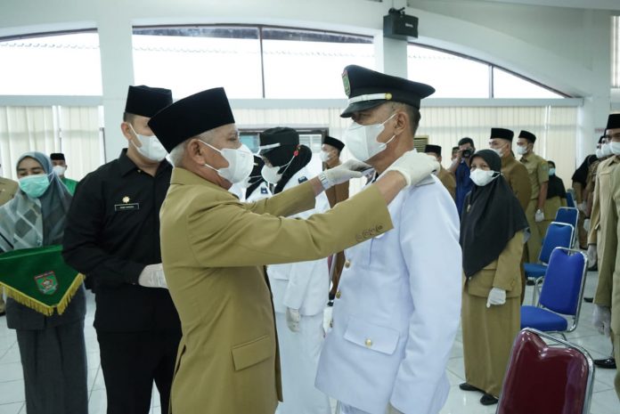 Bupati Asahan H Surya BSc saat melantik Pejabat administrator dan Pengawas di Aula Melati Kantor Bupati Asahan, Selasa 27 April 2021.