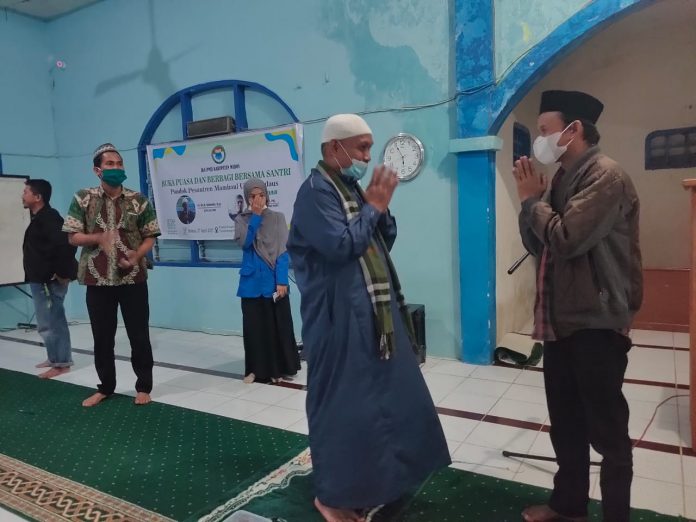 Abrar Rahman Wakil Ketua PC IKA-PMII Maros Saat Bertemu Dengan Pimpinan Pondok Pesantren Mambaul Ulum Firdaus Maros ( Foto : Nur Fajriansyah )