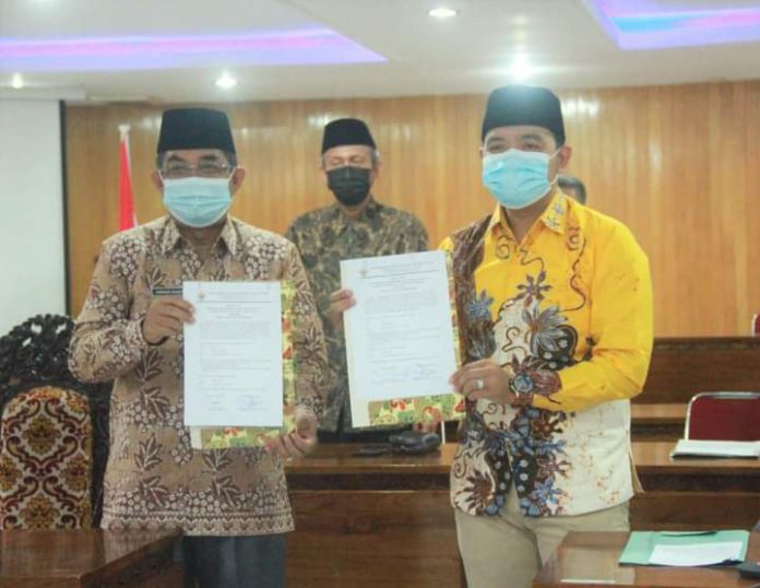 Bupati Dan Wakil Ketua DPRD Kabupaten Tanjab Barat Ikuti Giat Penyerahan Laporan Hasil Pemeriksaan (LPH) BPK RI Di Ruang Pola Utama