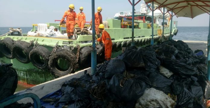 Babinsa Koramil 04/KSbersama Tri Pilar Monitoring Penanganan Limbah B3 Oil Spill di Pesisir Pantai Kepulauan Seribu