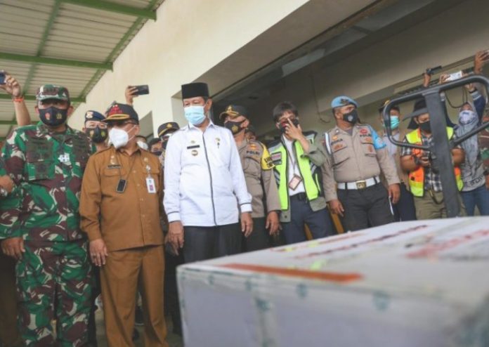 Gubernur Kepri Isdianto, Sekda dan unsur Muspida mengecek tibanya vaksin