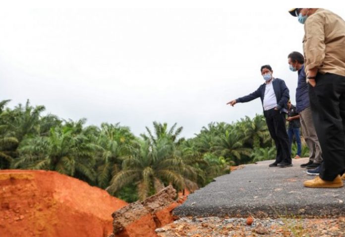 Gubernur Kepulauan Riau H. Isdianto meninjau sejumlah lokasi di Tanjungpinang yang tertimpa musibah banjir dan tanah longsor