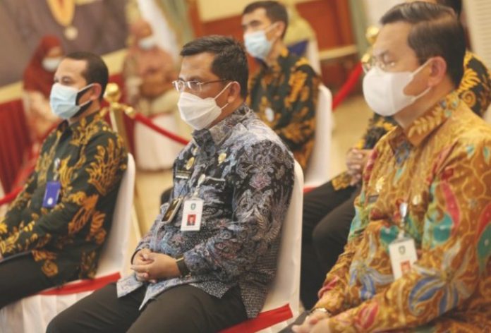 Sekda Kepri pada acara Vicon Rilis Data Sensus Penduduk 2020 Menuju Satu Data Kependudukan Indonesia Bersama BPS Provinsi Dan Kabupaten/Kota se-Provinsi Kepulauan Riau