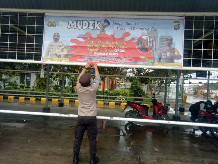 Polresta Barelang melaksanakan pemasangan spanduk tunda mudik menjelang hari raya idul Fitri 1442 H / 2021 M di tempat-tempat strategis di setiap Pelabuhan yang berada di Batam.