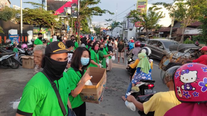 Persaudaraan Rembang Damai ( PEREDAM ) membagikan Takjil untuk berbuka puasa yang dibagikan kepada masyarakat di kawasan pasar Rembang dan sekitarnya.