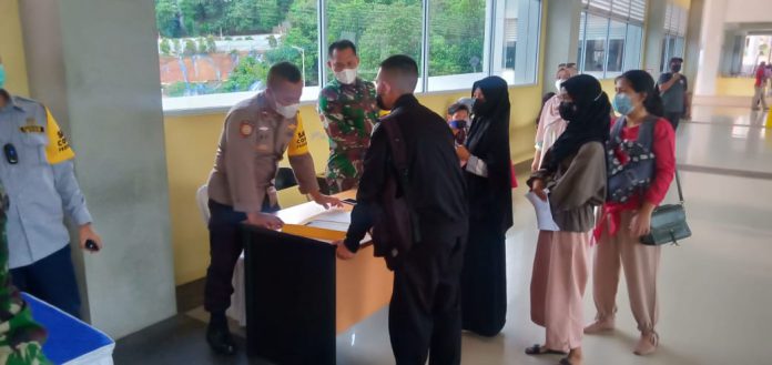 Tim Gugus Tugas Penanganan Covid-19 Kota Batam bersama Polsek KKP Polresta Barelang tampak melakukan pengecekan bagi warga yang ingin bepergian.