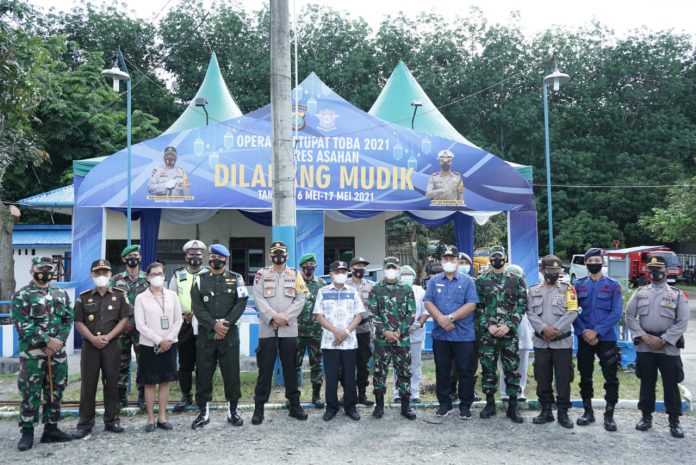 Bupati Asahan H Surya BSc, Wakil Bupati Asahan Taufik Zainal Abidin, Kapolres Asahan, Dandim 0208/AS, Kepala Kejaksaan Negeri Kisaran, Ketua PN, Danlanal TB/AS, Danyonif 126/KC meninjau langsung pos penyekatan larangan mudik lebaran di pintu masuk dan keluar wilayah Kabupaten Asahan, Kamis, 6 Mei 2021.